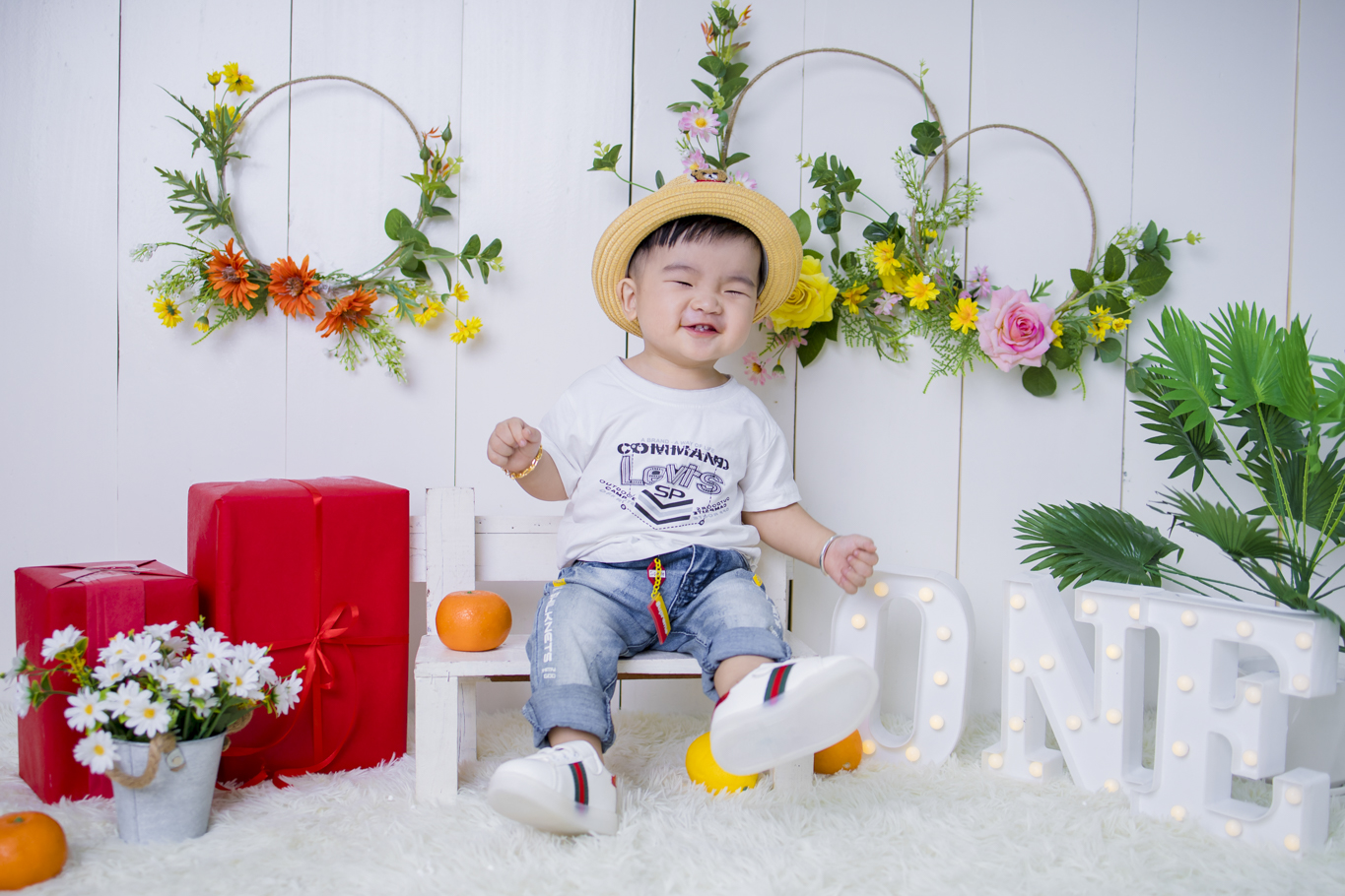 Nari baby studio: Để làm cho những kỷ niệm tuyệt vời của con bạn trở nên đặc biệt, Nari baby studio là sự lựa chọn hoàn hảo cho các bậc phụ huynh. Với sự phối hợp giữa các chuyên gia nhiếp ảnh và những người thông thạo về cho trẻ sơ sinh, chúng tôi đang cung cấp một trải nghiệm chụp ảnh bất ngờ và lý thú cho các bé yêu của mọi gia đình.