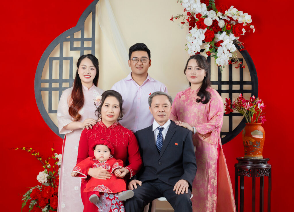 chụp hình tết gia đình cùng ông bà - Nari Studio