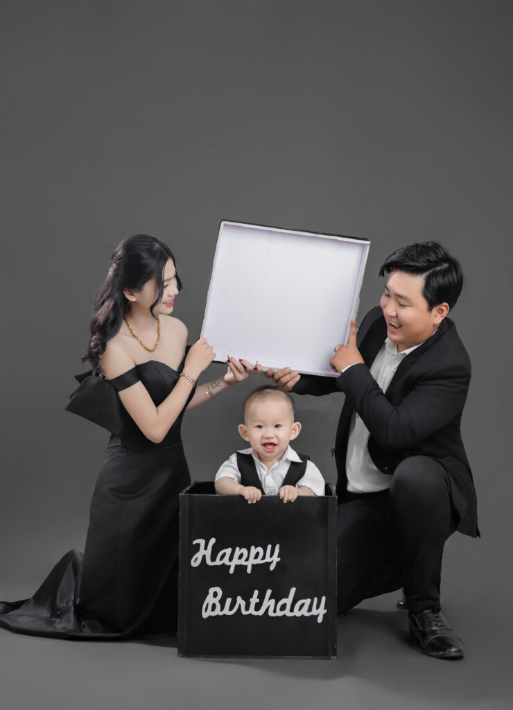 chụp hình gia đình dịp thôi nôi cho bé - Nari Studio