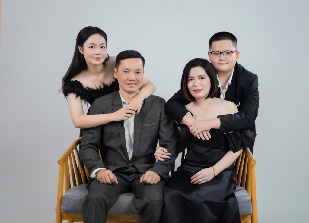 Chụp hình gia đình 4 người - Nari Studio