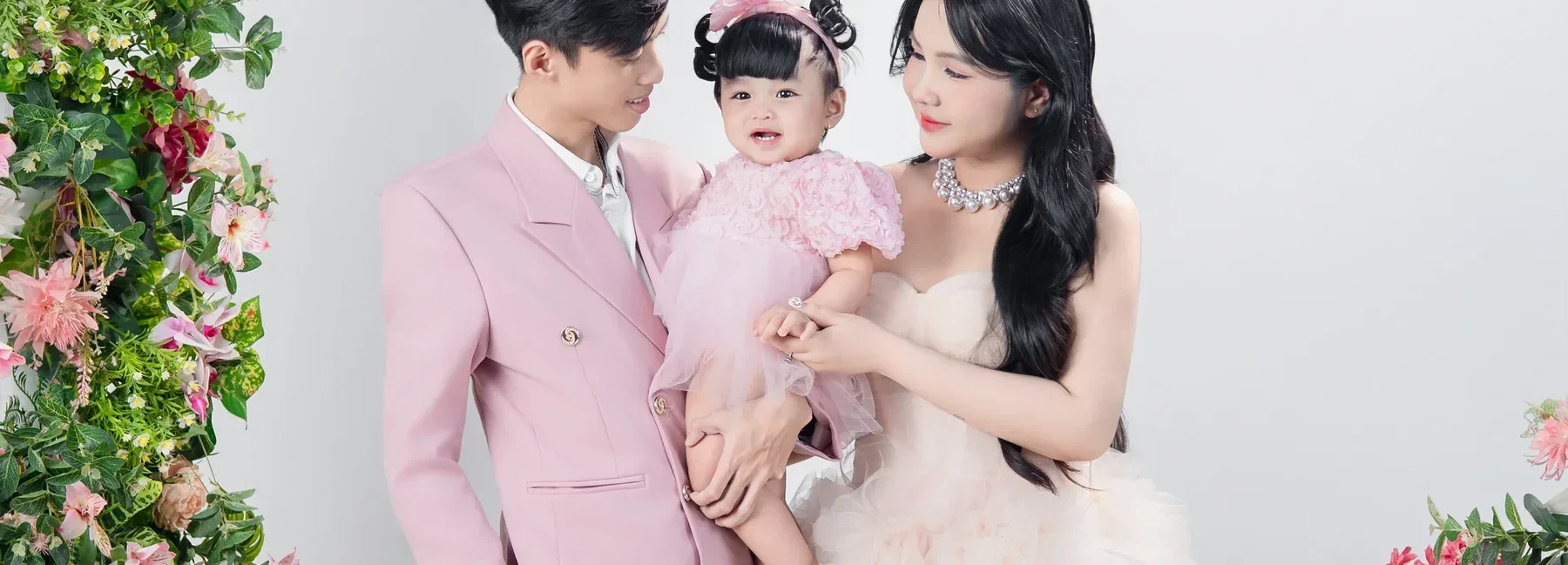 Chuẩn bị chụp ảnh gia đình với trang phục tông hồng cho bố mẹ và bé