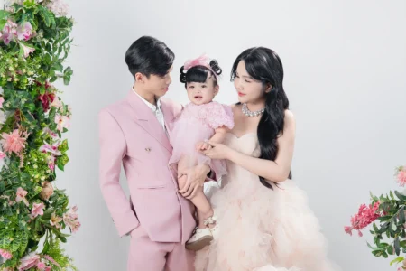 Chuẩn bị chụp ảnh gia đình với trang phục tông hồng cho bố mẹ và bé