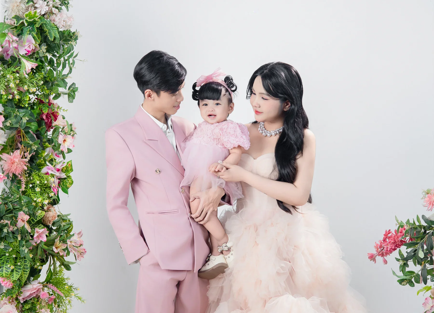 Chuẩn bị chụp ảnh gia đình với trang phục tông hồng cho bố mẹ và bé