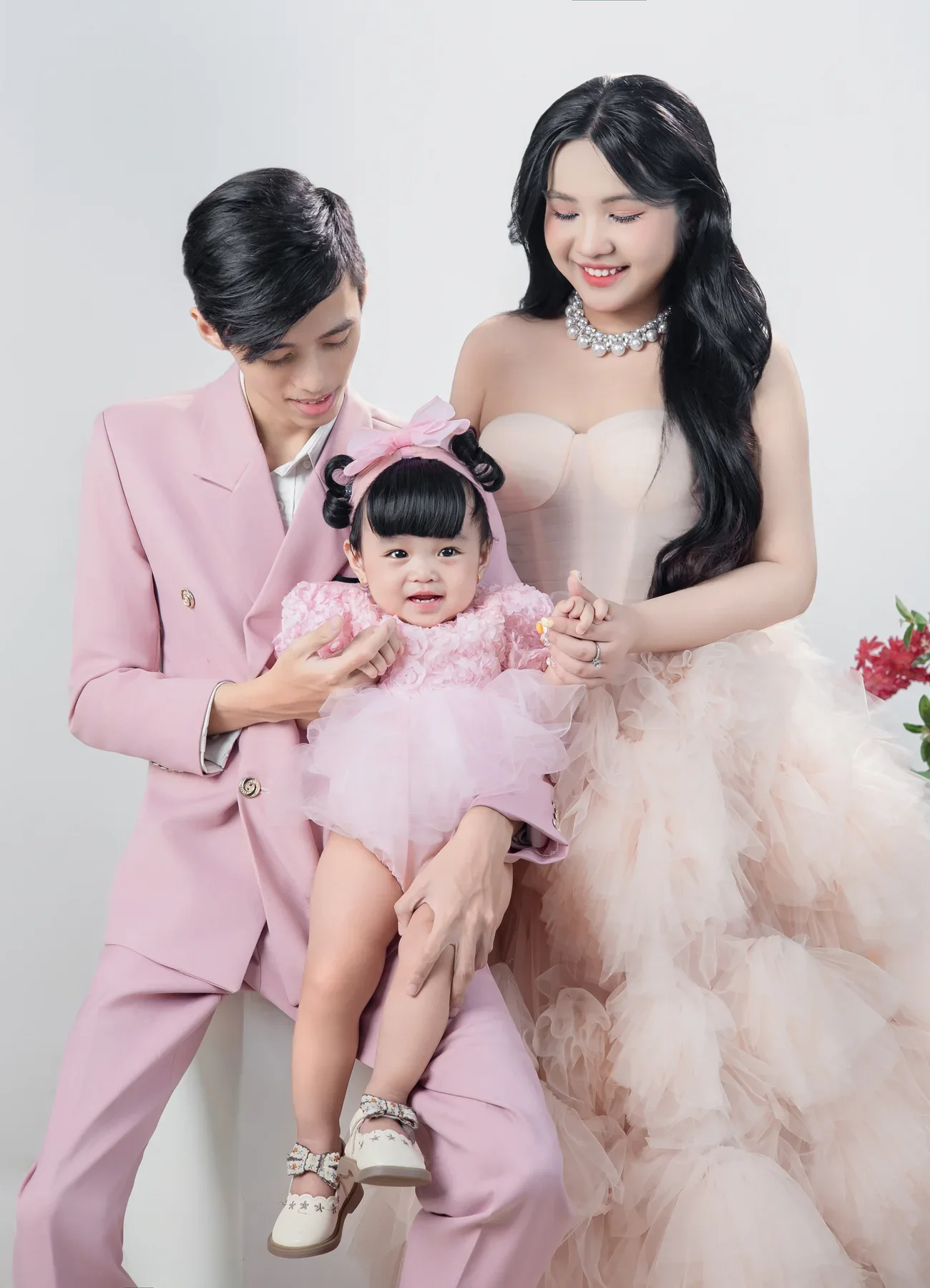 Bố mẹ cùng ngắm bé trong trang phục tông hồng