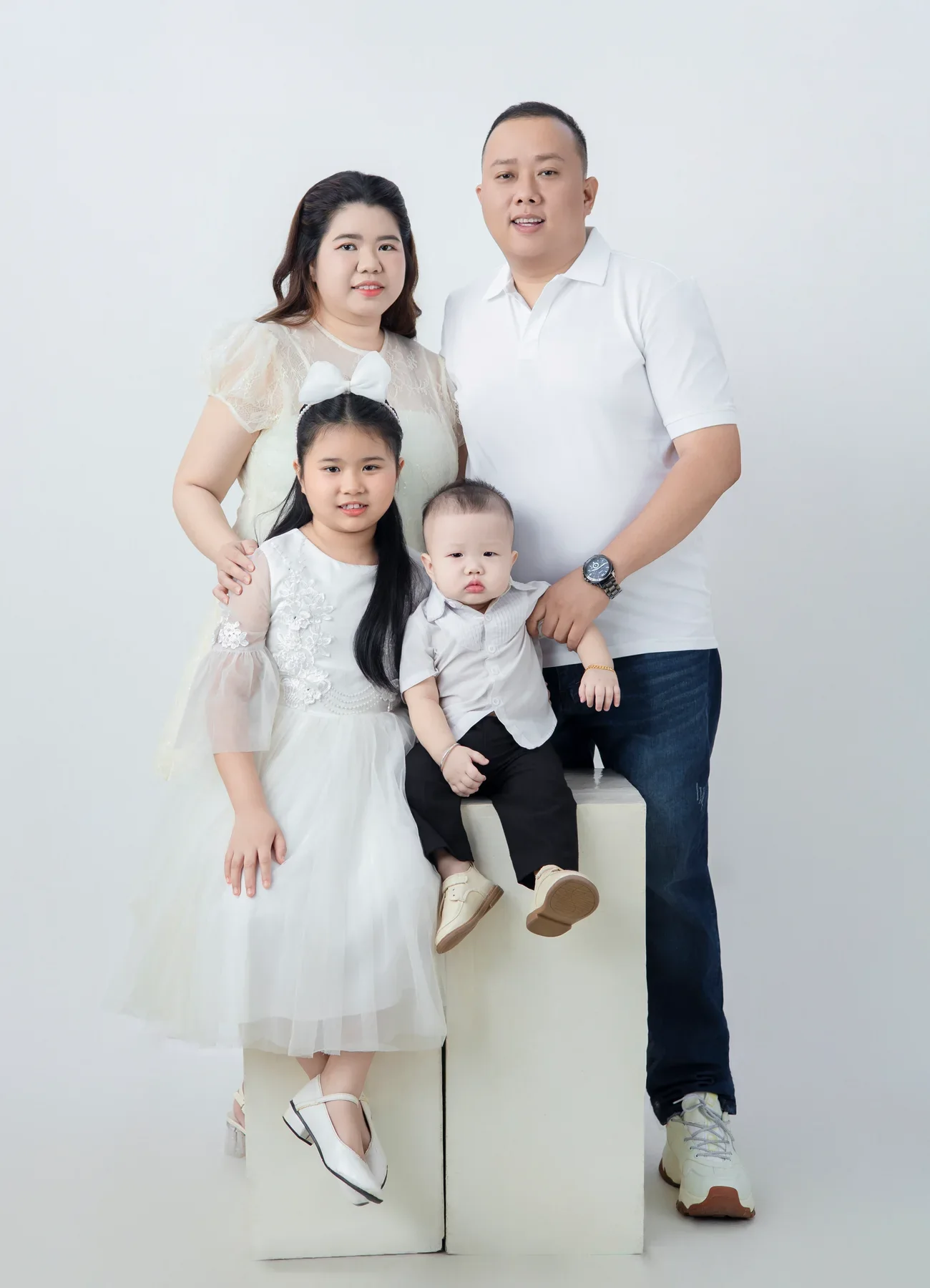 Chuẩn bị chụp ảnh gia đình với trang phục sáng màu cho bố mẹ và hai bé