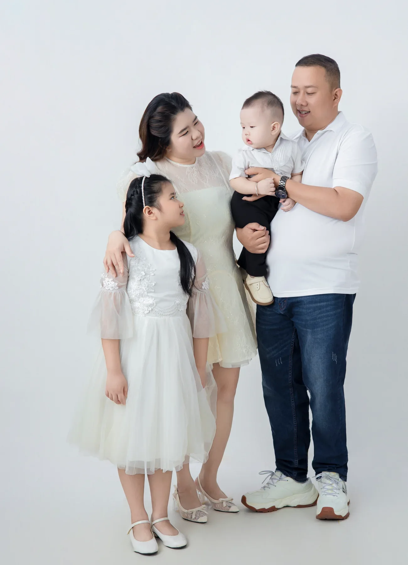 Bố mẹ và các con mặc trang phục sáng màu