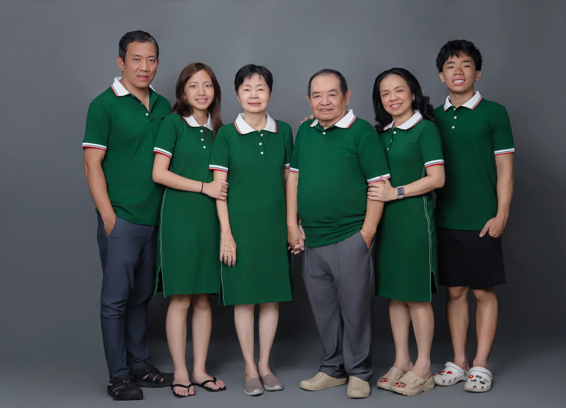 Chuẩn bị chụp ảnh gia đình nhiều thế hệ với trang phục xanh đồng điệu