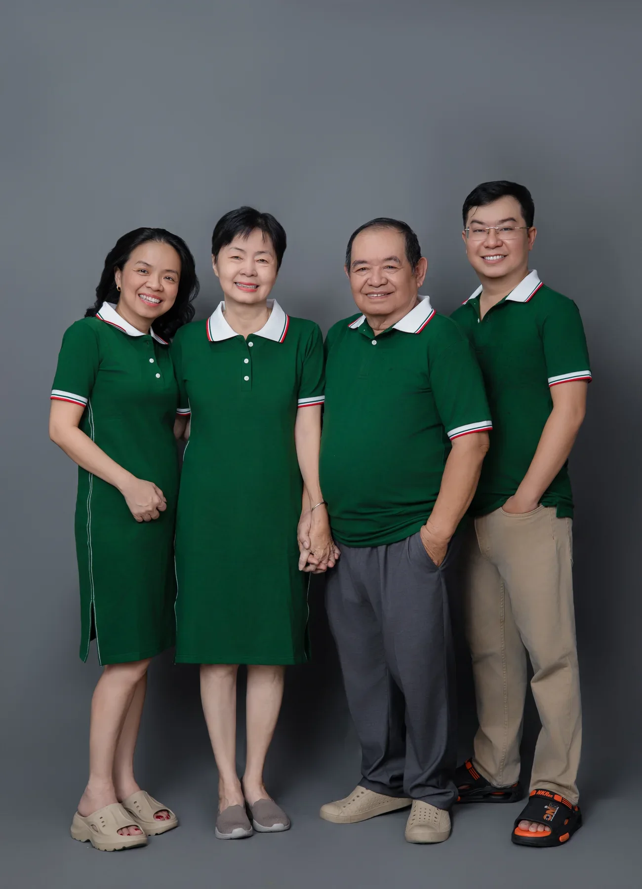 Ông bà và các thành viên chụp ảnh nhiều thế hệ